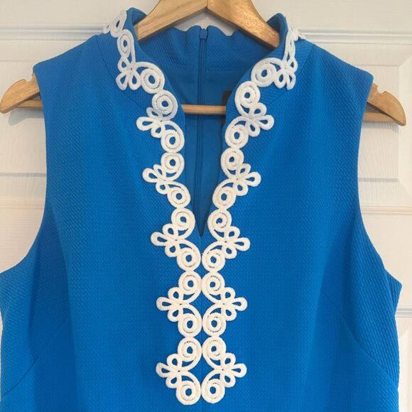 Vince Camuto | Blue & White Sleeveless Shift V Neck Detail Dress - Size 12 - Picture 2 of 5